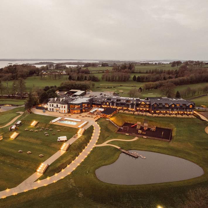 Plan your team building activities at Glasson Lakehouse exterior at night | Dynamic Events