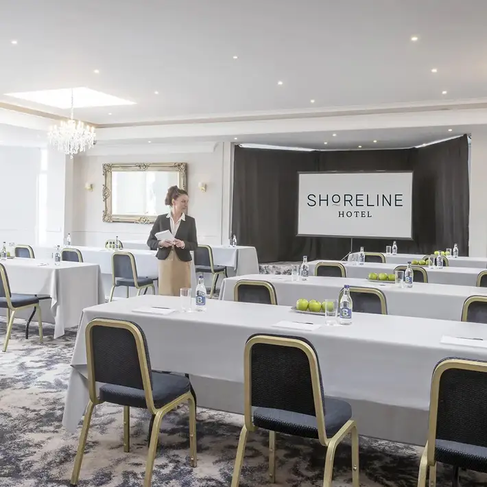 the shoreline hotel cabaret style room