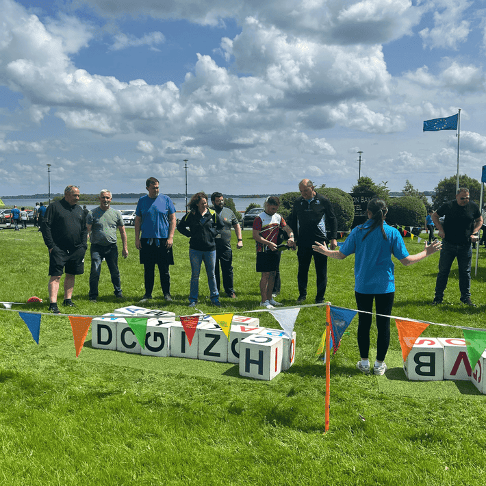Facilitator briefing both teams on the rules of alpha blocks 