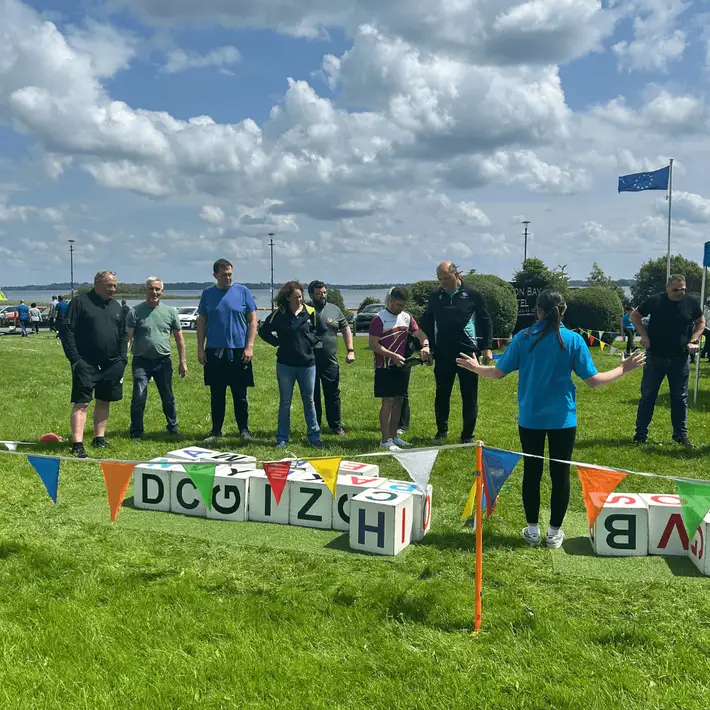 Facilitator briefing both teams on the rules of alpha blocks 
