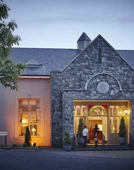 Hotel Woodstock Exterior at Night