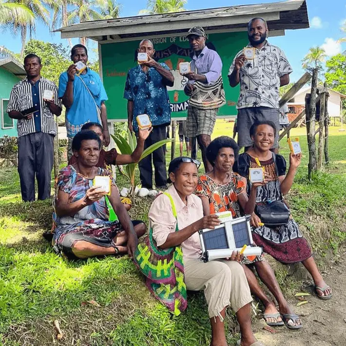 Manus community recieving solarBuddys