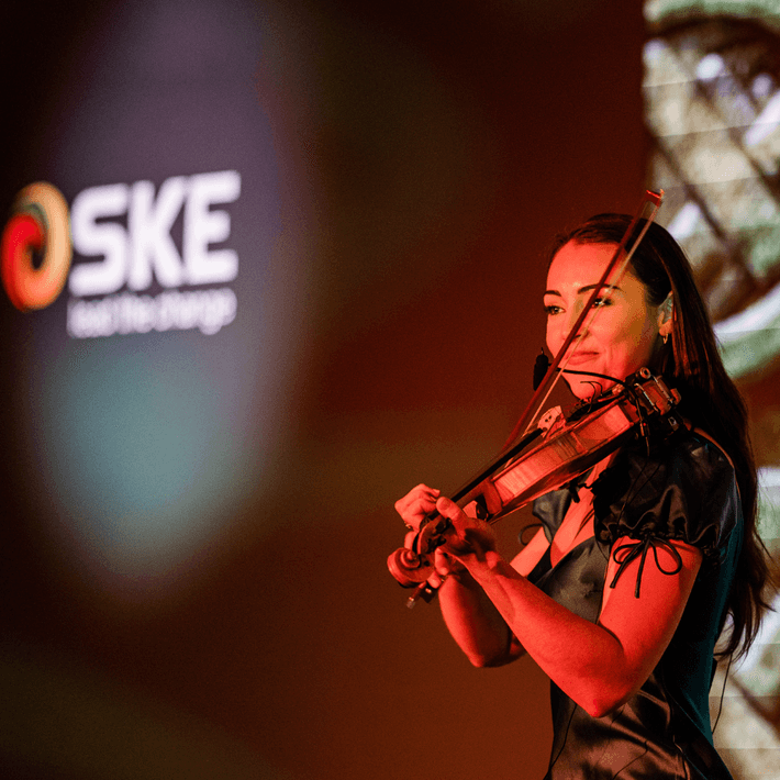 Playing the fiddle 