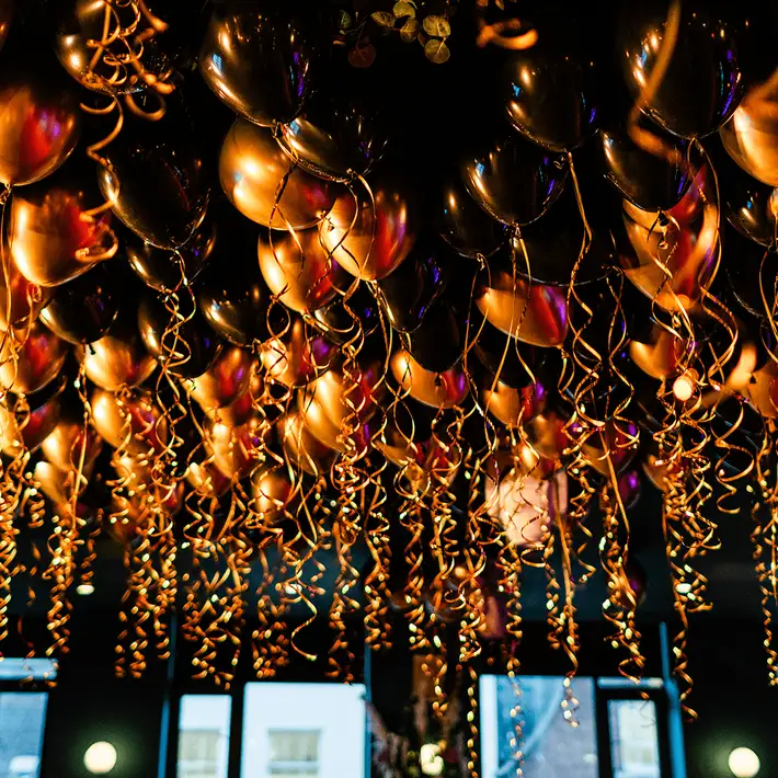 Themed event décor with gold balloons at a corporate gala dinner in Ireland
