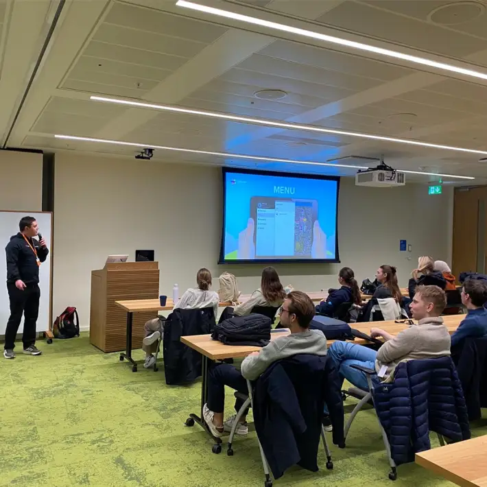 Dynamic Events facilitator briefing Salesforce graduates before the Digital Treasure Hunt onboarding activity at Salesforce Tower Dublin