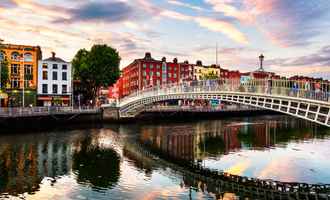 Picture of Ha'Penny Bridge with multi coloured buildings behind the bridge 